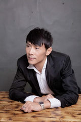 组图：张研和秋日写真 黑色西装彰显魅力