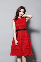 组图：张馨心红裙写真娇美甜笑 青春时尚抢眼