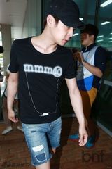 组图：朴有天素颜便服现身 参与地方选举投票