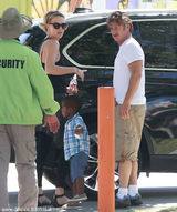 组图：塞隆吊带装性感 爱子与西恩-潘略显生疏