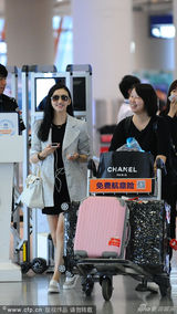 组图：景甜素颜低调回京 潇洒干练简约时尚