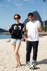 组图：戚薇赴约世界杯与孔卡玩沙滩足球