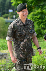 组图：韩星金武烈退伍 曾休长病假惹争议
