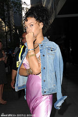 组图：蕾哈娜低胸粉睡衣出街 真空上阵无所顾忌