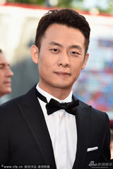 组图：威尼斯开幕红毯 张译穿西装帅气现身