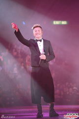 组图：张学友郑秀文等红馆开唱致敬张耀荣