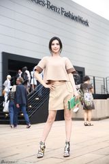 组图：韩丹彤纽约时装周看秀 套装温婉性感