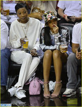 组图：蕾哈娜戴花帽球场秀美腿 满脸兴奋花痴样