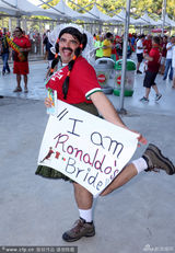 组图：反串球迷招摇过市 紫唇巨乳Hold不住