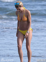 组图：超模歇尔-亨泽尔海边度假秀身材