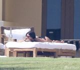 组图：卡戴珊日光浴晒美照 身材窈窕一览无遗