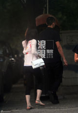 组图：奶茶妹妹陪刘强东赴宴 甜蜜同居爱巢曝光