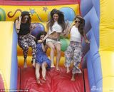 组图：真人秀女星玩充气滑梯 衣服掀起露篮球奶