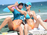 组图：肥臀双飞！花花公子艳模海滩比基尼争艳