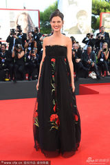 组图：意大利性感女神巴尔蒂赴威尼斯 花裙美艳