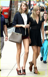 组图：霉霉与朋友逛街 超短热裤露美腿