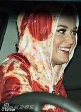 组图：水果姐凯蒂-佩里连体衣变人肉披萨 与粉丝俏皮合影