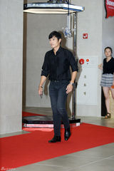 独家：崔丹尼尔宣传新片戴眼镜似哈利波特