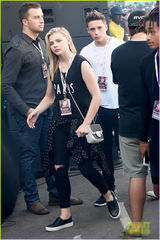 组图：小贝长子再约超杀女 黑白搭配似情侣衫