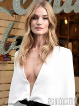 组图：维密超模开胸双乳撇两侧 短裙高跟秀长腿