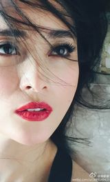 组图：蒋勤勤卧床美艳写真 穿吊带红唇性感销魂