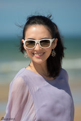 组图：章子怡法国出席电影节 光脚踩沙灿笑迷人