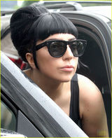 组图：LadyGaga抱狗晒事业线 手臂内侧添新纹身