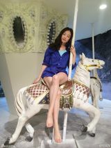 组图：倪妮坐旋转木马秀大长腿 性感不失童趣