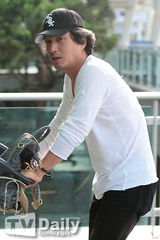 组图：韩星赵宰贤不惧公款吃牛肉传闻出国