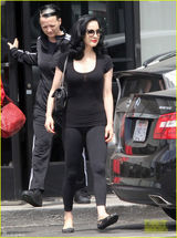 组图:蒂塔-万提斯简约黑装 豪乳细腰身材曼妙