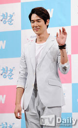 组图：《花样青春》老中青花美男踏上别样旅途