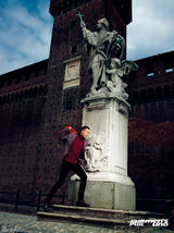 组图：韩庚米兰拍大片 冷峻绅士爬青苔石墙