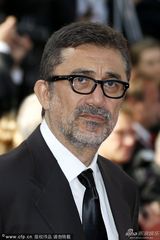 组图：导演努里-锡兰亮相戛纳 西装眼镜斯文
