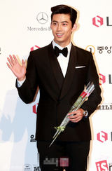 组图：2PM玉泽演手持玫瑰 变身西服绅士暖男