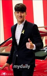 组图：赵寅成等现身釜山车展 看完帅男看车模