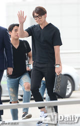 组图：Rain休闲黑衣亮相机场 抿嘴招手有点萌