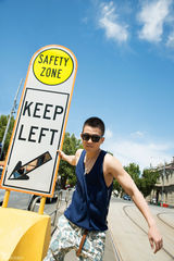 组图：欧豪写真《闪耀》预售 澳洲跑酷秀肌肉