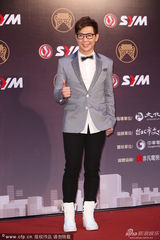 组图：金曲红毯Selina险摔倒 萧敬腾招雨3J比帅