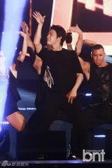 组图：JYJ举行新专发布会 露胸肌秀性感