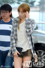 组图：少女时代低调现身机场 休闲装青春洋溢