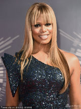 组图：变性人Laverne Cox穿包臀裙大秀丰胸美腿