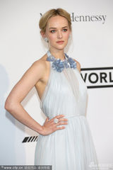 组图：戛纳慈善晚宴 比伯希尔顿风骚超模争艳