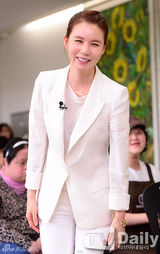 组图：韩星朴诗恩任慈善大使白衣显利落