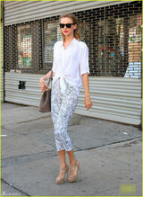 组图：斯威夫特湿发现身街头 诠释白色休闲风