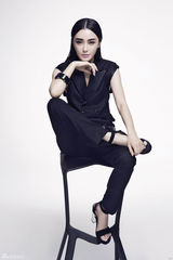 组图：秦岚封面大片曝光 帅气干练显熟女风范