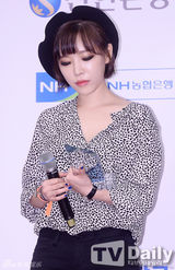 组图：佳仁担任宣传大使 豹纹上衣秀性感