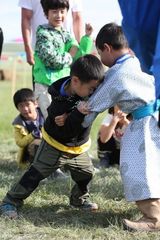 组图：《爸爸2》萌娃玩摔跤 互相过招不手软