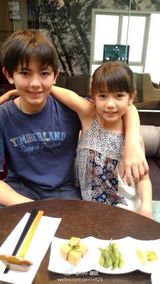 组图：逆天基因！混血兄妹超养眼 曾与王菲搭档