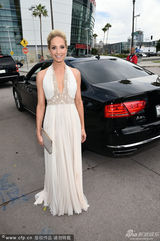 组图：《唐顿庄园》女仆琼安-弗洛加特现身