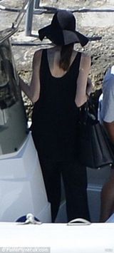 组图：安吉丽娜-朱莉婚后一身黑衣首现身 无名指秀钻戒